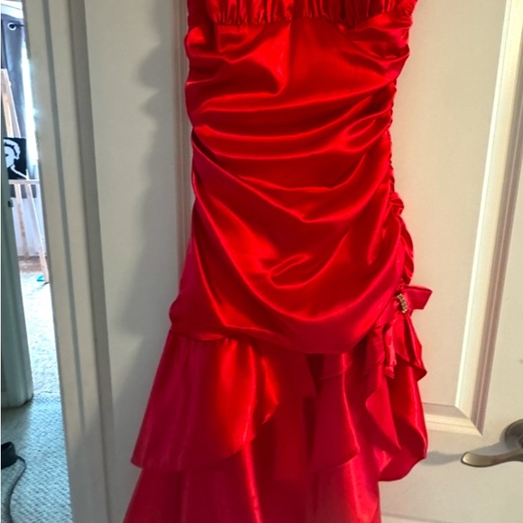 🌹 Elegant Red Strapless Dress - Picture 1 of 2